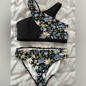 abercrombie kids Girl’s Size 13/14 2 pc swimsuit black w/ floral print